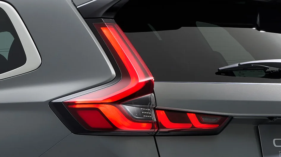 CR-V（6代目）のテールランプ。縦長の赤いランプが後ろの側面へ伸びている