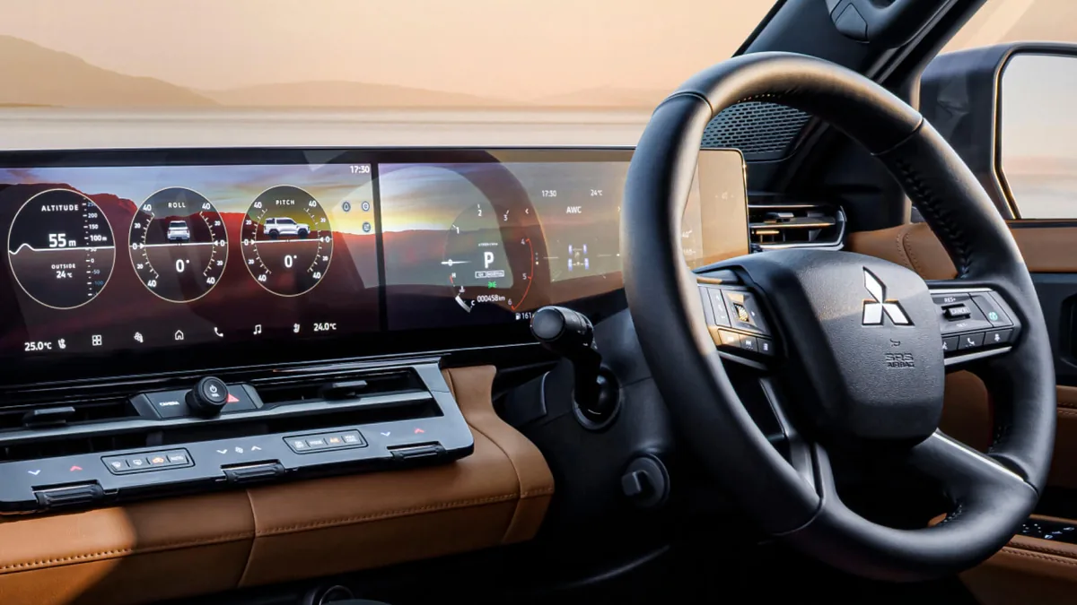 新型パジェロの運転席まわり。横に長いメーターと中央のディスプレイ、ステアリングが見える