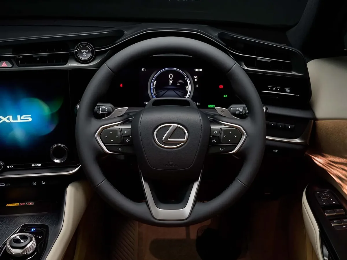 レクサスRZの運転席を正面から見た写真。ステアリングとメーター、左にセンターディスプレイの端が見える