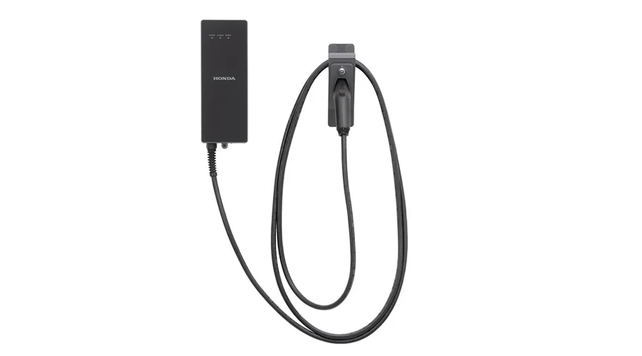 ホンダの公式サイトに載る充電器。黒い本体と、コネクターを掛けた長い充電ケーブル