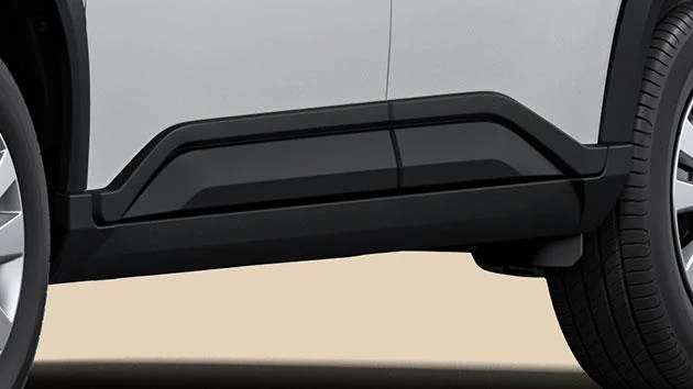 白いWR-Vの車体の横の下側。ドアの下を黒い樹脂のパーツが縁取り、その下に地面とのすき間が見える