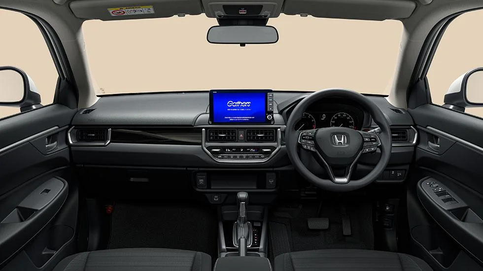 黒い内装のWR-Vの運転席まわりを後ろから見た様子。右ハンドルの前にメーター、ダッシュボードの中央に画面がある