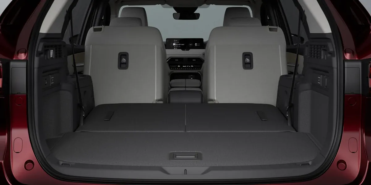 テールゲートを開けた赤いCX-80の荷室。3列目の座席を床に畳み、2列目の背もたれまで平らな床が続く