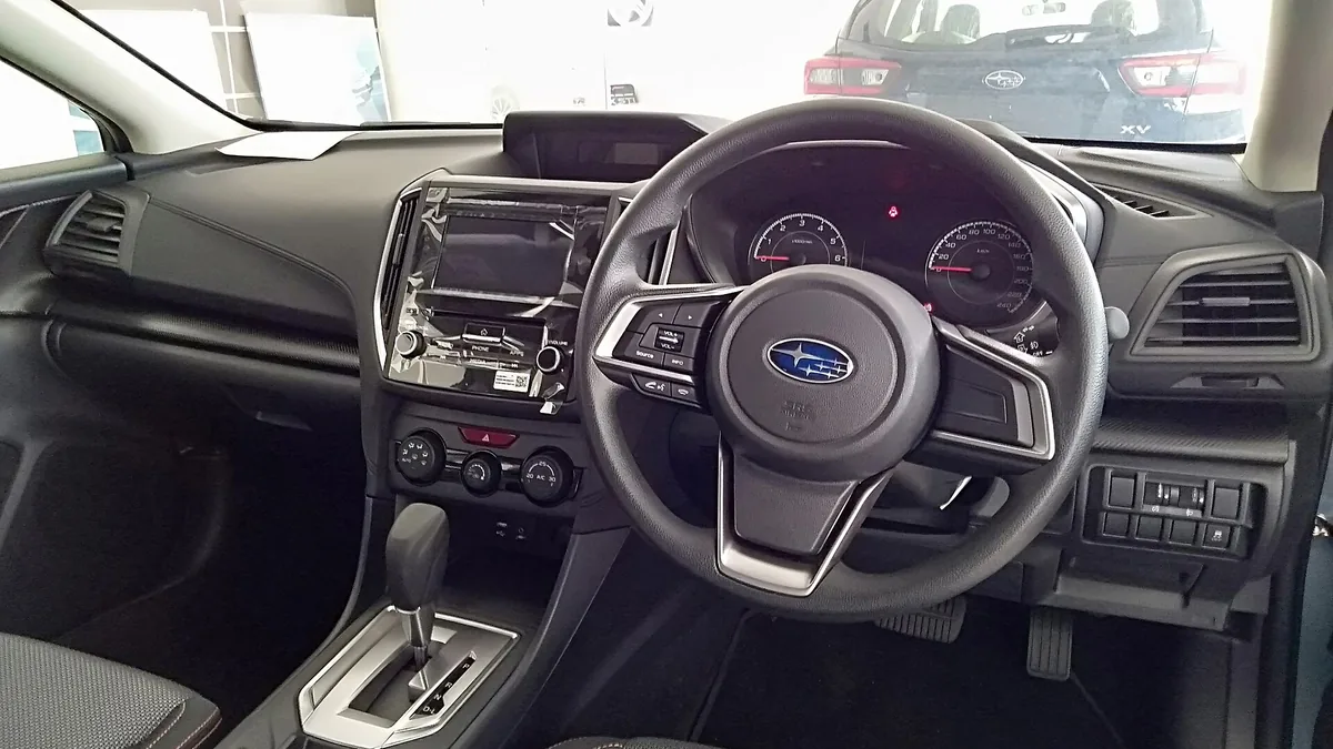 2021年のXV 1.6iの右ハンドルの運転席まわり。モニターとシンプルなメーター、ステアリングの操作スイッチが見える