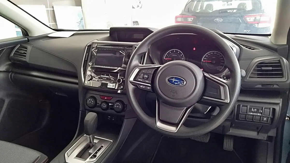2021年のXV 1.6iの右ハンドルの運転席まわり。モニターとシンプルなメーター、ステアリングの操作スイッチが見える