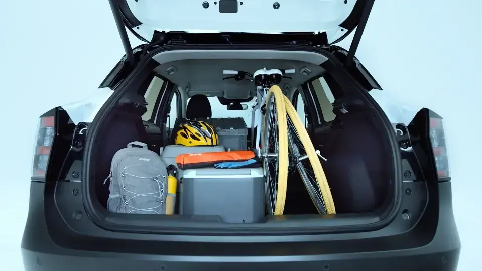 後ろのドアを開けたキックスの荷室。自転車の車輪やバックパック、クーラーボックスが積まれている