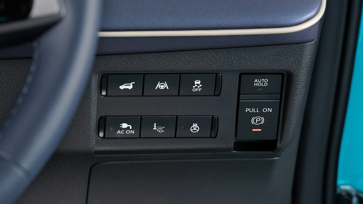 日産リーフの運転席の右下にあるスイッチ。上下2段のボタンの横に、AUTO HOLDと電動パーキングブレーキのスイッチが並ぶ