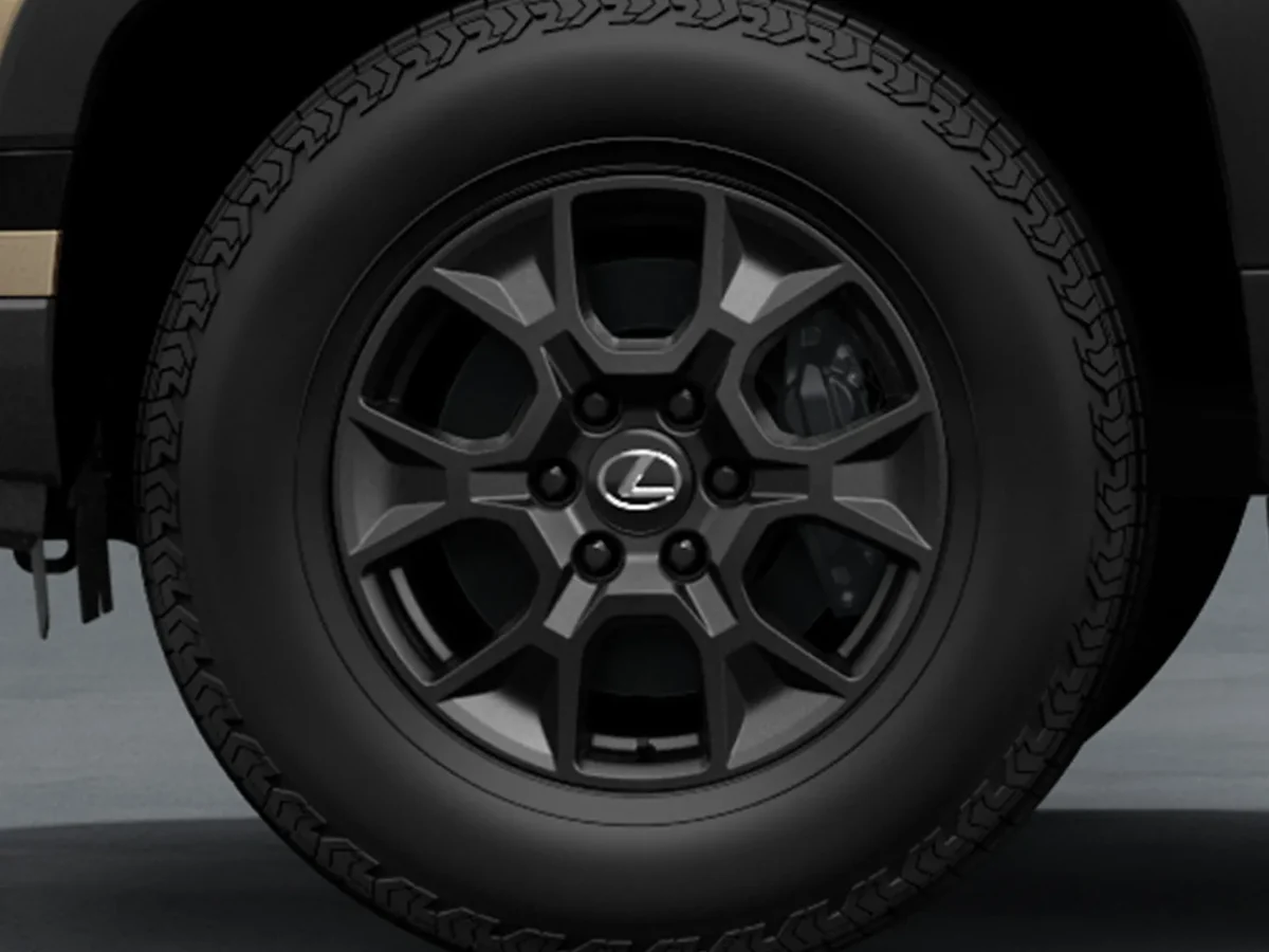 レクサスGXのタイヤとホイール。黒いホイールの中央にLEXUSのマークがあり、タイヤの表面に深い溝が見える