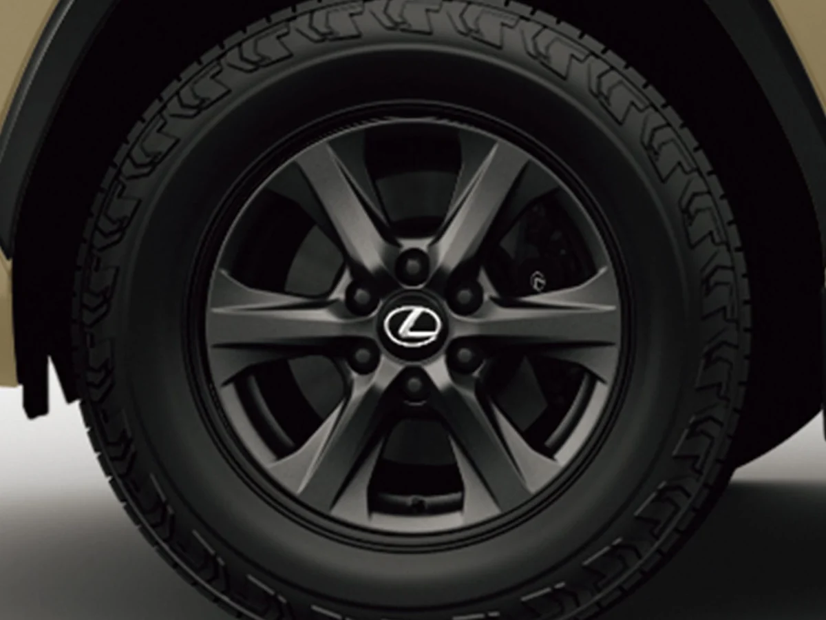 レクサスLXのタイヤとホイール。6本スポークの黒いホイールの中央にLEXUSのマークが見える