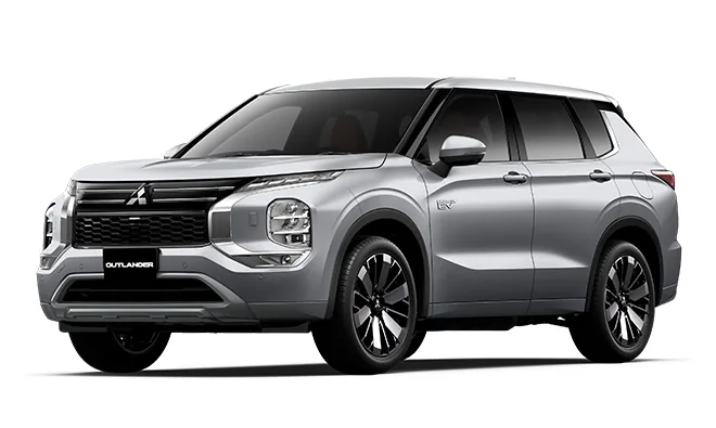 三菱アウトランダーPHEV（エクリプスクロスではありません）を斜め前から見た外観。銀色のボディで、フロントにMITSUBISHIのエンブレムとOUTLANDERの表示が見える