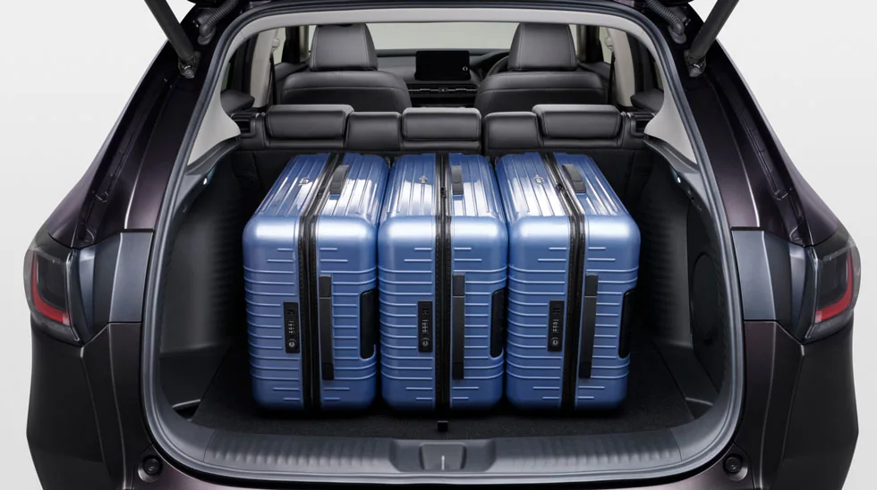 テールゲートを開けたZR-Vの荷室に、青いスーツケースが3つ並んで立てて積まれている