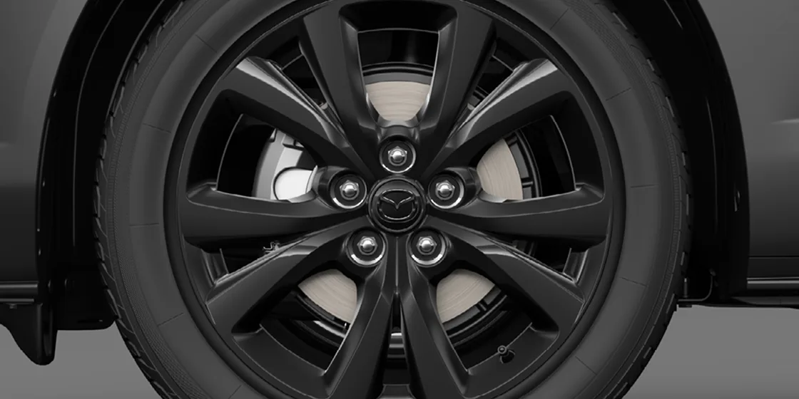 CX-30の黒いアルミホイールのアップ。細いスポークが放射状に並んでいる
