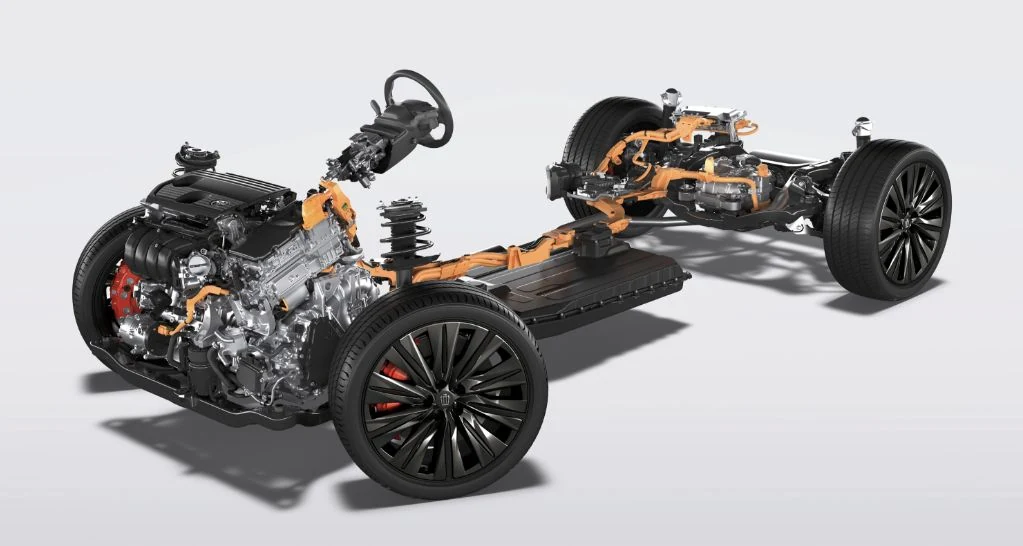 クラウン エステートのパワートレインの透視図。エンジンと橙色の配線、前後の車輪が見える。どのグレードの図かは画像に書かれていない