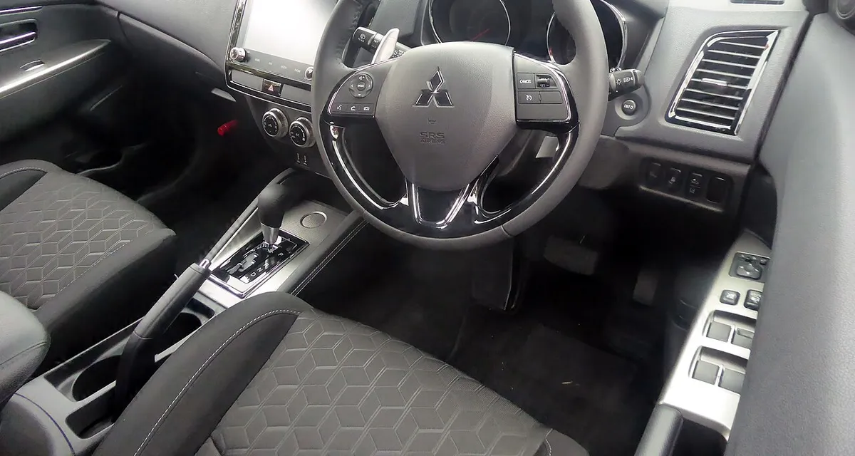 RVR Gの運転席まわりと前席。幾何学パターンのファブリックシートとステアリング、シフトレバーが見える